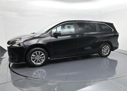 2023 Toyota Sienna LE