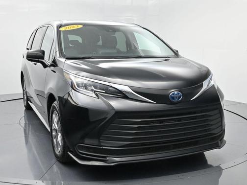 2023 Toyota Sienna LE