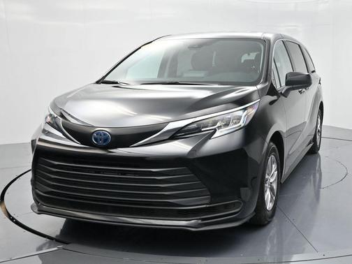 2023 Toyota Sienna LE