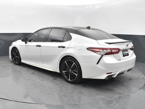 Wind Chill Pearl/Midnight Black Metallic 2019 Toyota Camry XSE