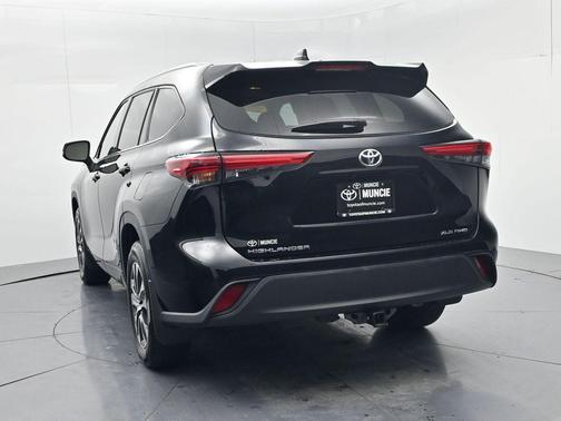 Midnight Black Metallic 2022 Toyota Highlander XLE