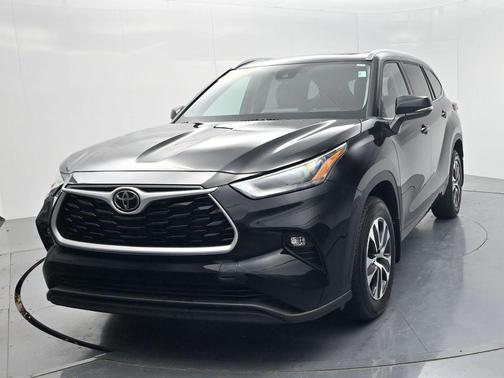 Midnight Black Metallic 2022 Toyota Highlander XLE