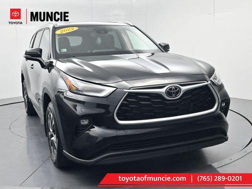 Midnight Black Metallic 2022 Toyota Highlander XLE