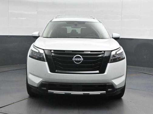 Everest White Pearl Tricoat 2025 Nissan Pathfinder SL 4WD
