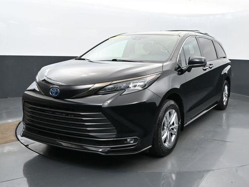2022 Toyota Sienna XLE Woodland Edition
