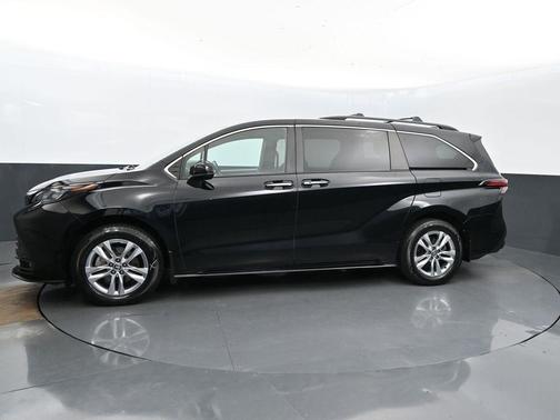 2022 Toyota Sienna XLE Woodland Edition