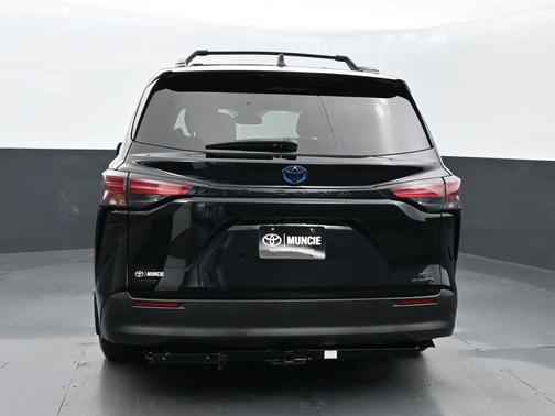 2022 Toyota Sienna XLE Woodland Edition