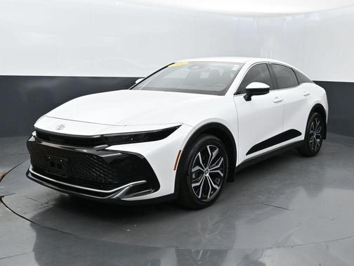 Oxygen White 2024 Toyota Crown XLE