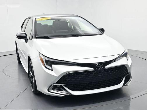 Wind Chill Pearl/Midnight Black Metallic 2023 Toyota Corolla XSE