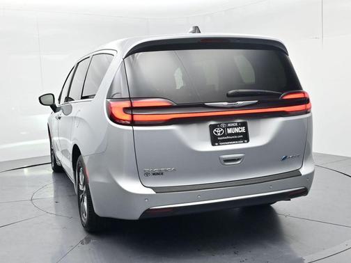 Silver Mist Clearcoat 2024 Chrysler Pacifica Hybrid Select
