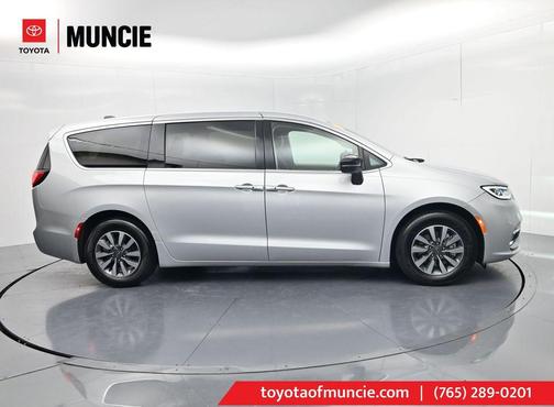 Silver Mist Clearcoat 2024 Chrysler Pacifica Hybrid Select