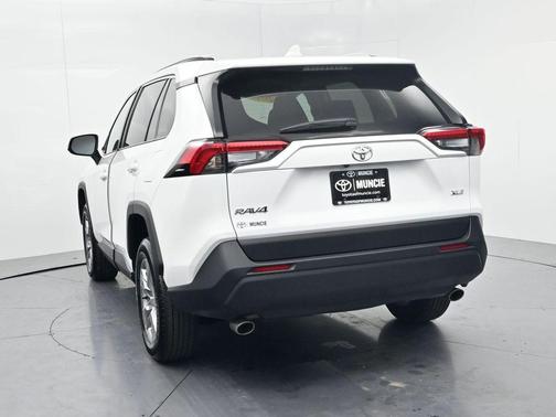 Ice Cap 2025 Toyota RAV4 XLE