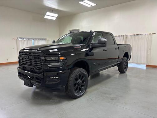 Diamond Black Crystal Pearlcoat 2026 RAM 2500 Big Horn