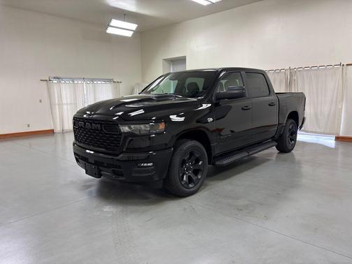 Diamond Black Crystal Pearlcoat 2026 RAM 1500 Express