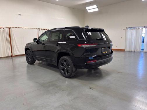 High Gloss Black 2027 Jeep Grand Cherokee Limited