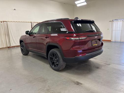 Velvet Red Pearlcoat 2026 Jeep Grand Cherokee Altitude