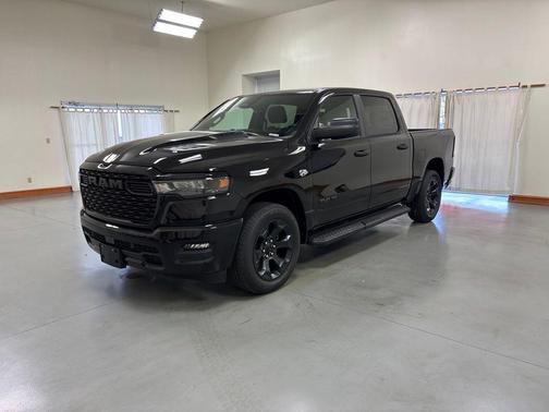 Diamond Black Crystal Pearlcoat 2026 RAM 1500 Express