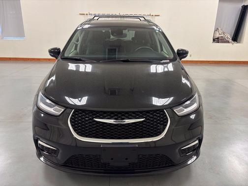 Brilliant Black Crystal Pearlcoat 2022 Chrysler Pacifica Touring L
