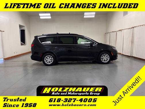 Brilliant Black Crystal Pearlcoat 2022 Chrysler Pacifica Touring L