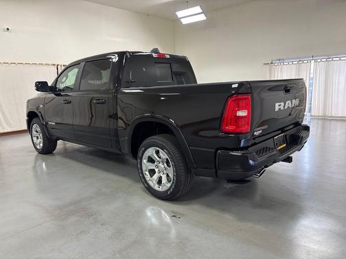 Diamond Black Crystal Pearlcoat 2026 RAM 1500 Big Horn/Lone Star