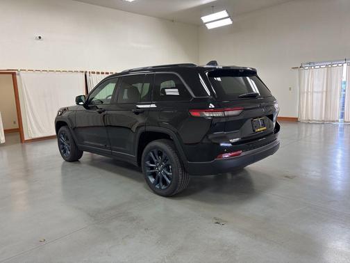Diamond Black Crystal Pearlcoat 2026 Jeep Grand Cherokee 85th Anniversay Edition 4x4