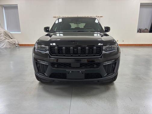 Diamond Black Crystal Pearlcoat 2026 Jeep Grand Cherokee 85th Anniversay Edition 4x4