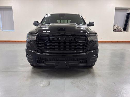 Diamond Black Crystal Pearlcoat 2027 RAM 1500 Express