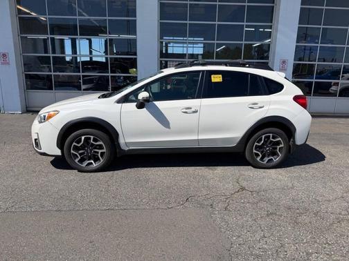 Crystal White Pearl 2017 Subaru Crosstrek 2.0i Limited