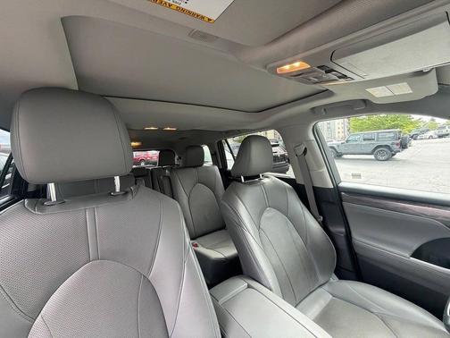 Magnetic Gray Metallic 2023 Toyota Highlander Limited