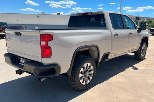White Sands 2026 Chevrolet Silverado 2500 Custom
