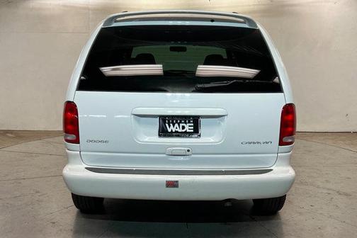 White 2000 Dodge Caravan SE