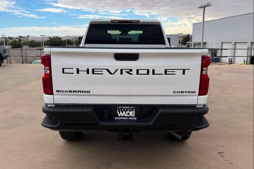Summit White 2026 Chevrolet Silverado 2500 Custom