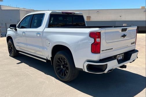 Iridescent Pearl Tricoat 2024 Chevrolet Silverado 1500 High Country