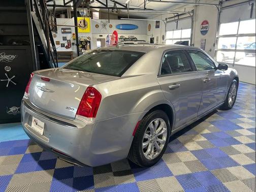 2017 Chrysler 300 Limited