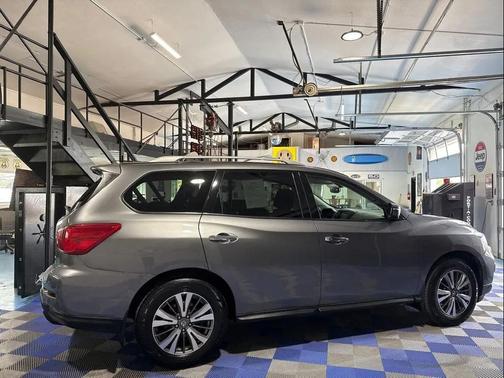 2017 Nissan Pathfinder SL
