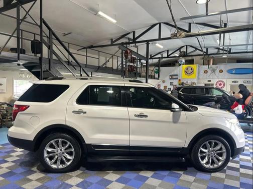 Off white 2015 Ford Explorer Limited
