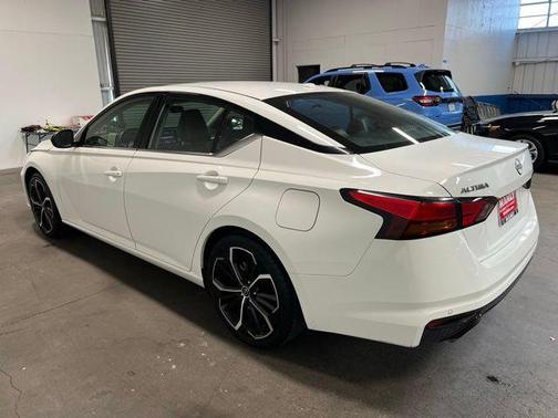 Glacier White 2024 Nissan Altima 2.5 SR