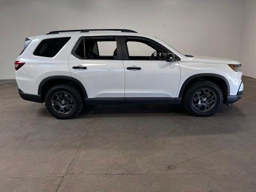 White 2024 Honda Pilot TrailSport