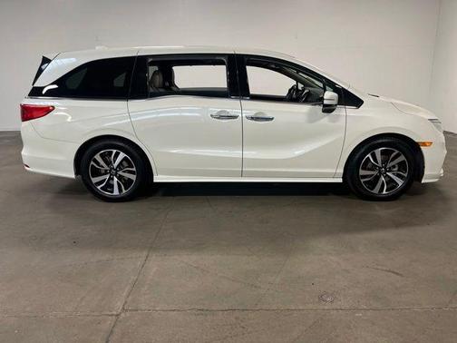 White 2019 Honda Odyssey Elite