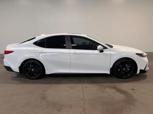 2025 Toyota Camry SE/SPECIAL PKGS