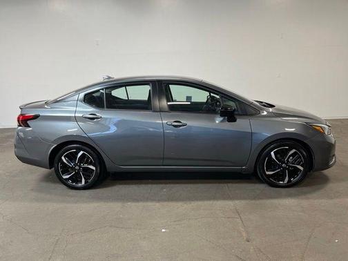Gun Metallic 2024 Nissan Versa 1.6 SR