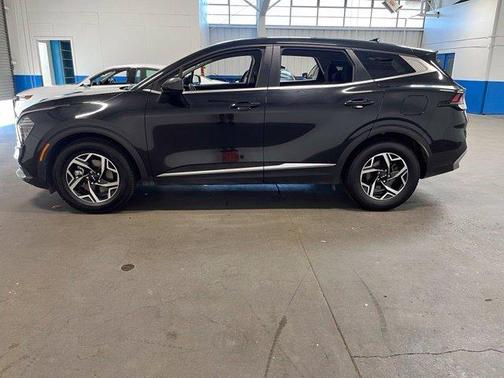 Fusion Orange 2024 Kia Sportage LX