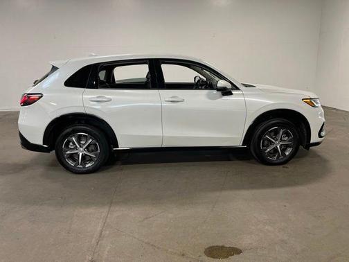 White 2024 Honda HR-V EX-L