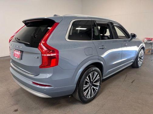 2022 Volvo XC90 T6 Momentum 7 Passenger
