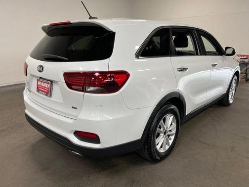 White 2019 Kia Sorento LX