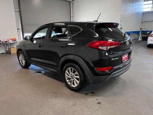 Black Noir Pearl 2017 Hyundai TUCSON SE
