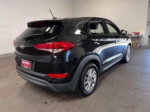 Black Noir Pearl 2017 Hyundai TUCSON SE