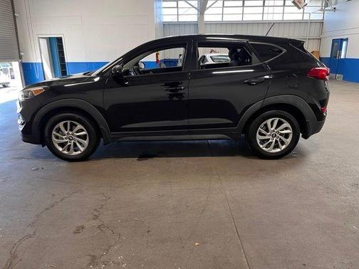 Black Noir Pearl 2017 Hyundai TUCSON SE
