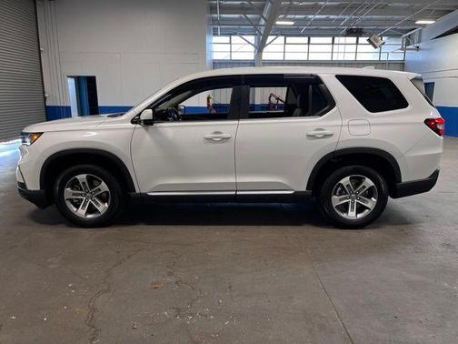 White 2023 Honda Pilot EX-L 7-Passenger
