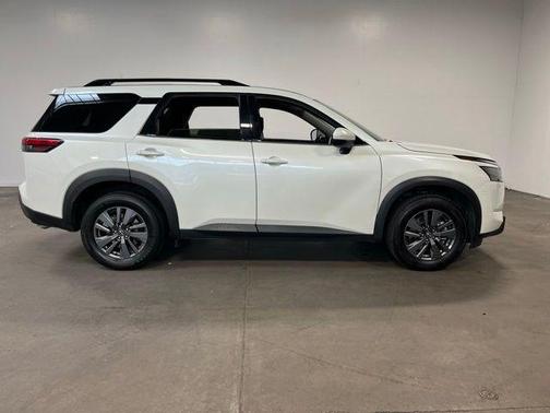 White 2024 Nissan Pathfinder SV